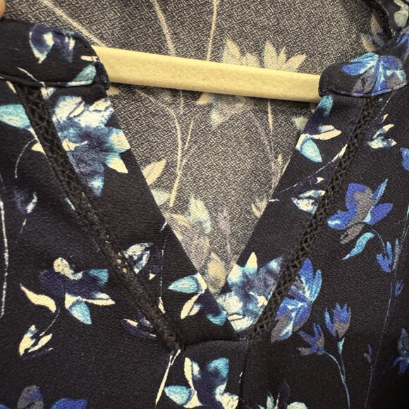 Roz & Ali XL Navy Blue & White Short-Sleeve Blouse Flutter Sleeves EUC Workwear - Picture 8 of 8